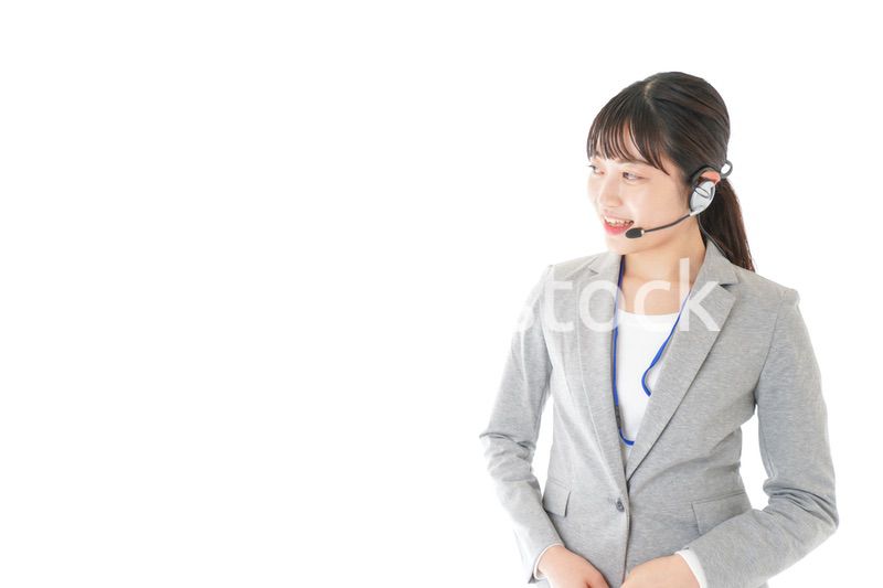 笑顔で対応をするコールセンターの女性