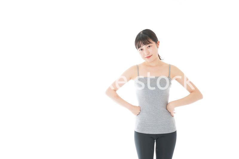 ダイエットをする若い女性