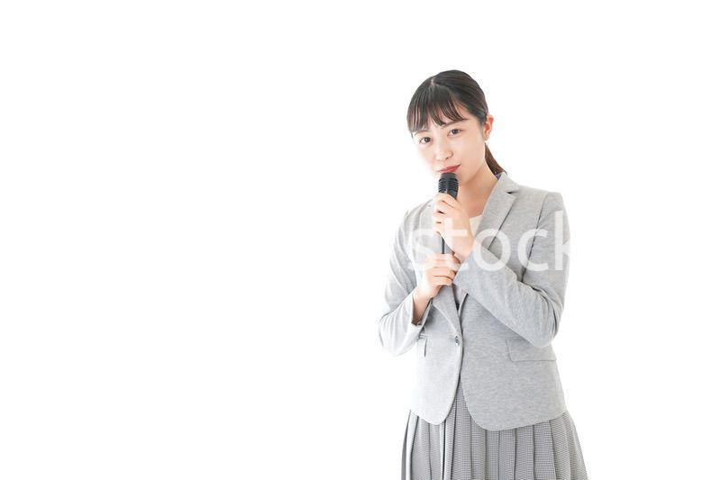 司会をする若いビジネスウーマン