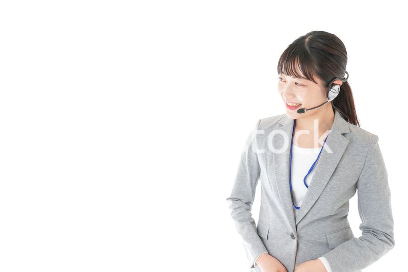 笑顔で対応をするコールセンターの女性