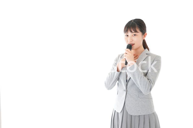 司会をする若いビジネスウーマン