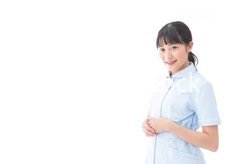 ナース服を着た若い笑顔の看護師