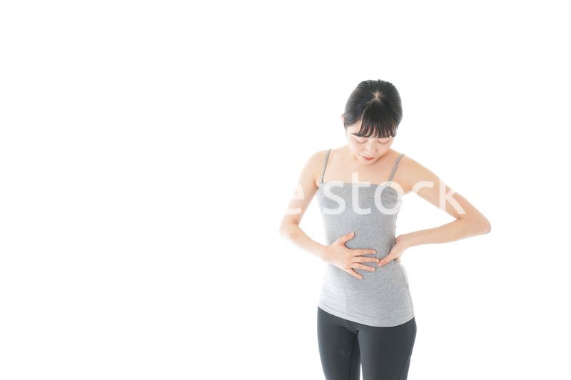 ダイエットをする若い女性