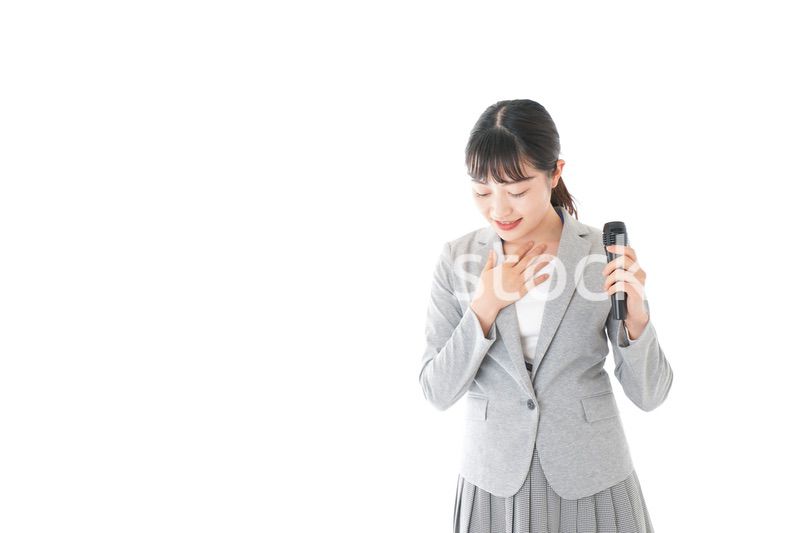 司会をする若いビジネスウーマン