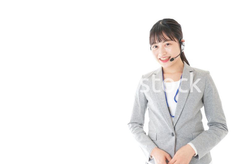 笑顔で対応をするコールセンターの女性
