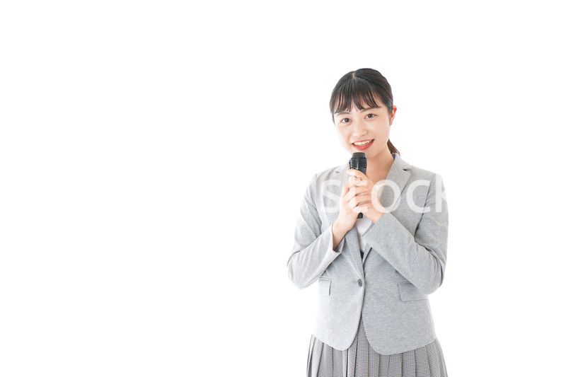 司会をする若いビジネスウーマン