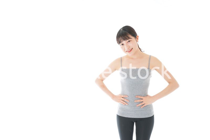 ダイエットをする若い女性