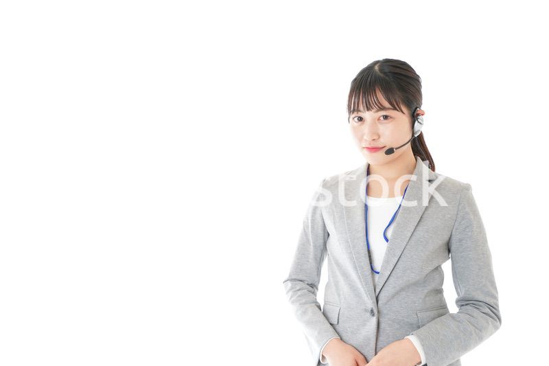 笑顔で対応をするコールセンターの女性