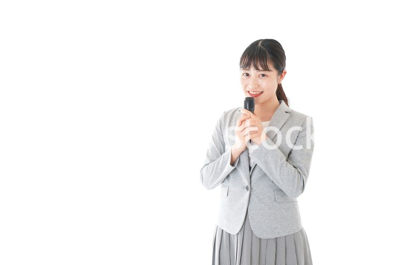 司会をする若いビジネスウーマン