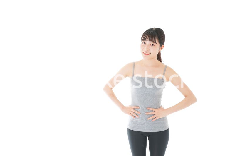 ダイエットをする若い女性