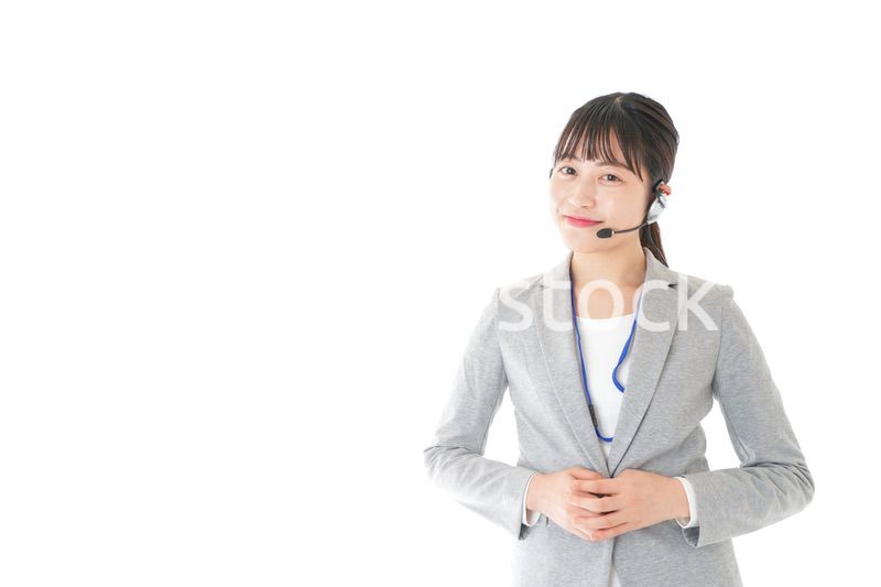 笑顔で対応をするコールセンターの女性
