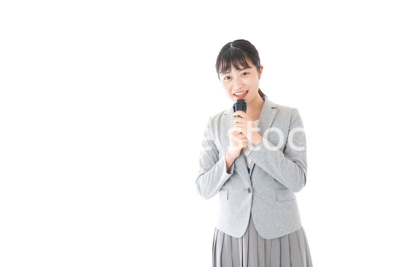 司会をする若いビジネスウーマン