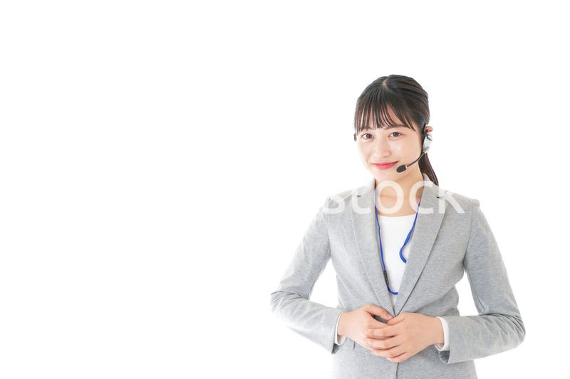 笑顔で対応をするコールセンターの女性