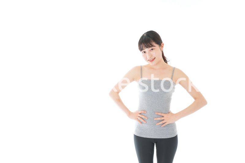 ダイエットをする若い女性