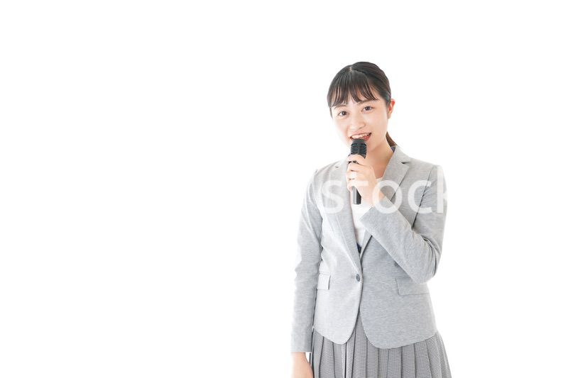 司会をする若いビジネスウーマン
