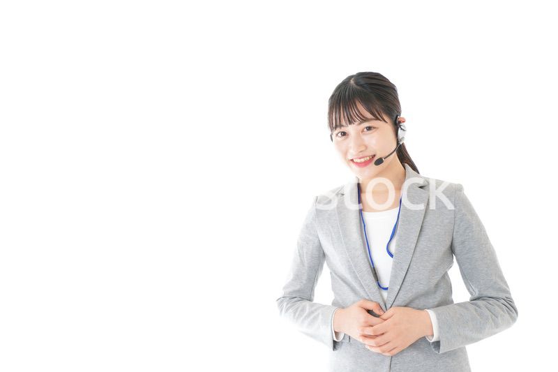 笑顔で対応をするコールセンターの女性