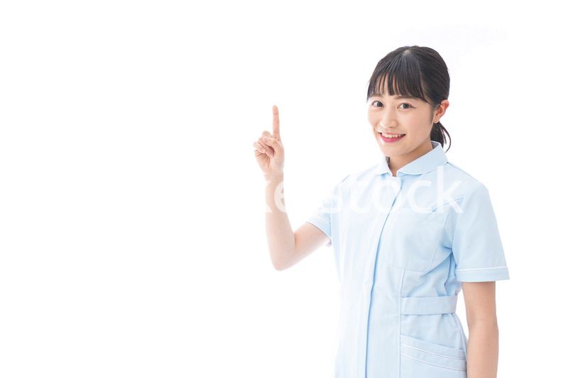 ナース服を着た若い笑顔の看護師