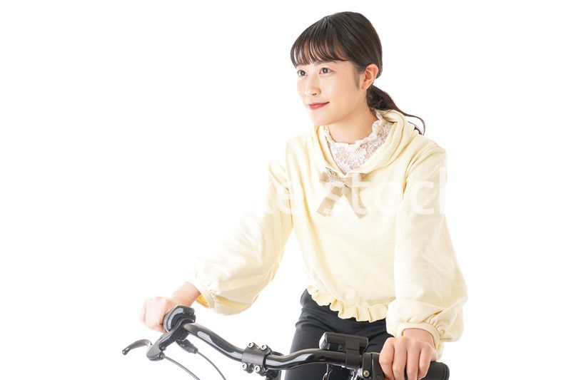 自転車を運転する若い女性