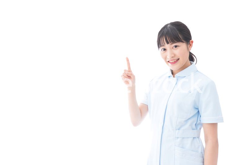 指をさす若い看護師