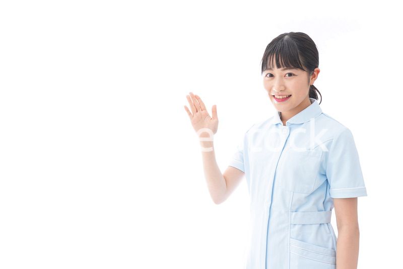 ナース服を着た若い笑顔の看護師