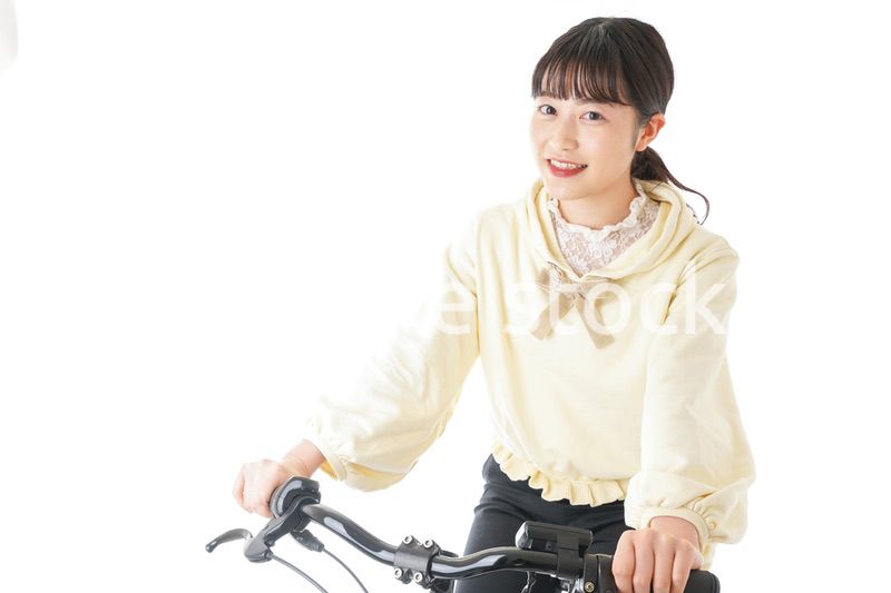 自転車に乗る若い女性