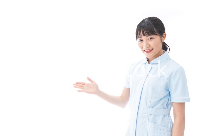 ナース服を着た若い笑顔の看護師