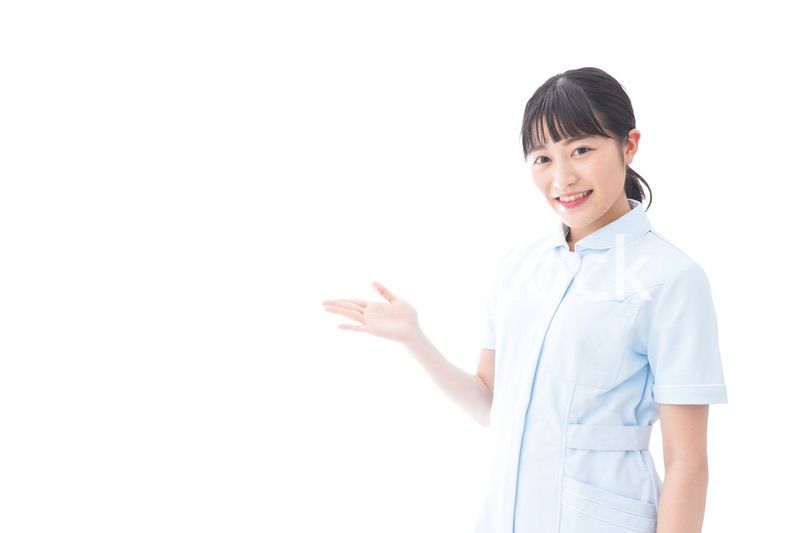 指をさす若い看護師