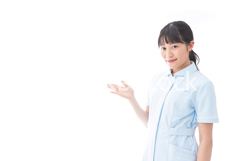 ナース服を着た若い笑顔の看護師