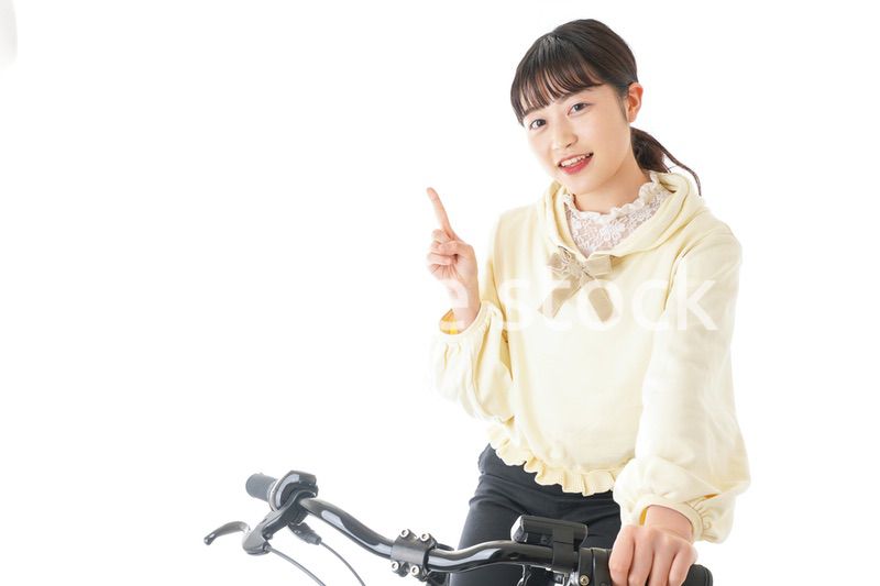自転車に乗る若い女性