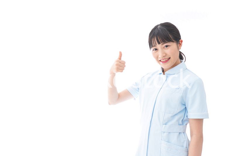ナース服を着た若い笑顔の看護師