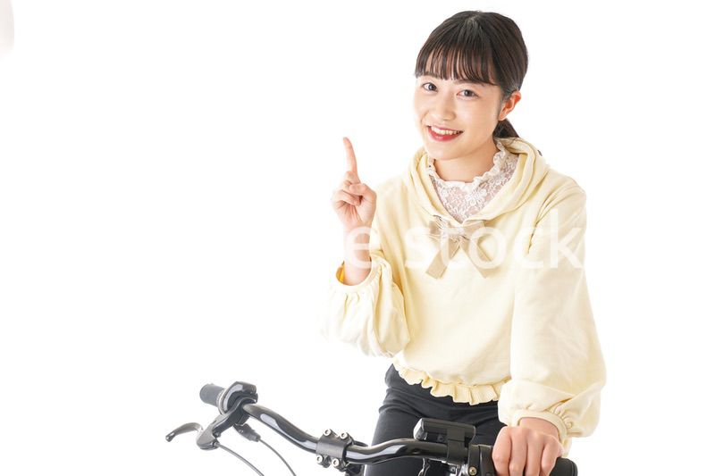 自転車を運転する若い女性