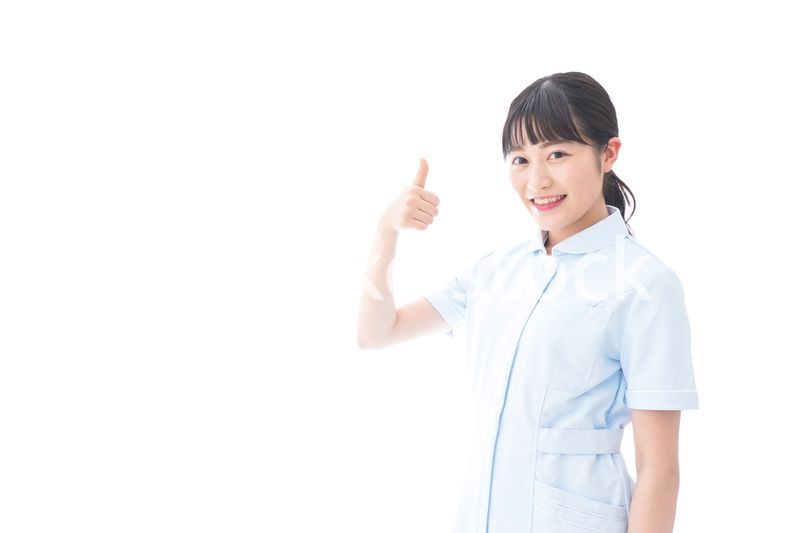 OKサインをする若い看護師