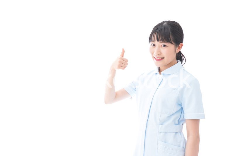 OKサインをする若い看護師