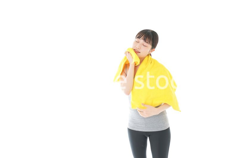 ジムでシャワーを浴びる若い女性