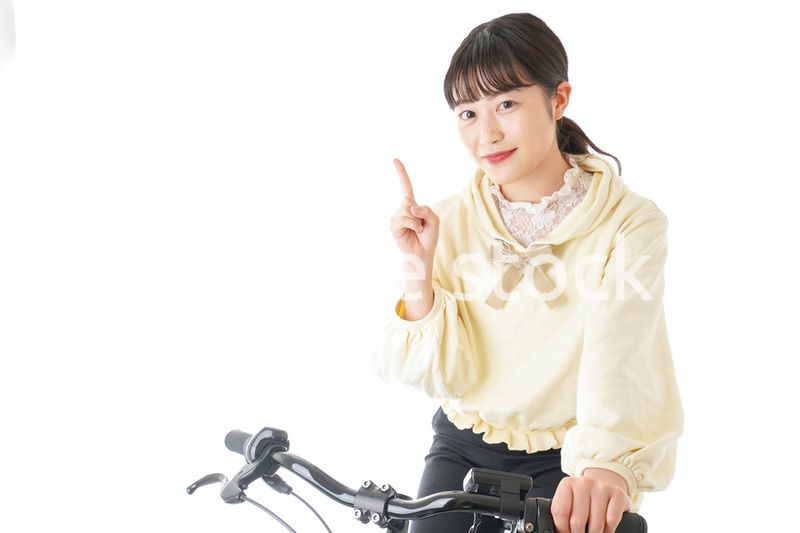 自転車に乗る若い女性