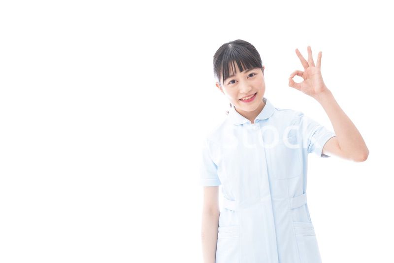 OKサインをする若い看護師