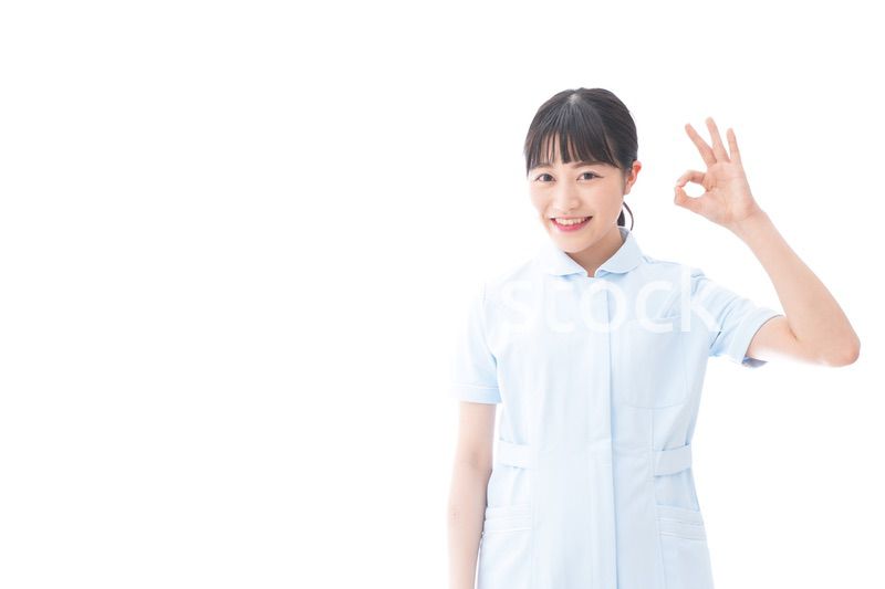 OKサインをする若い看護師