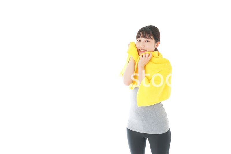 ジムでシャワーを浴びる若い女性