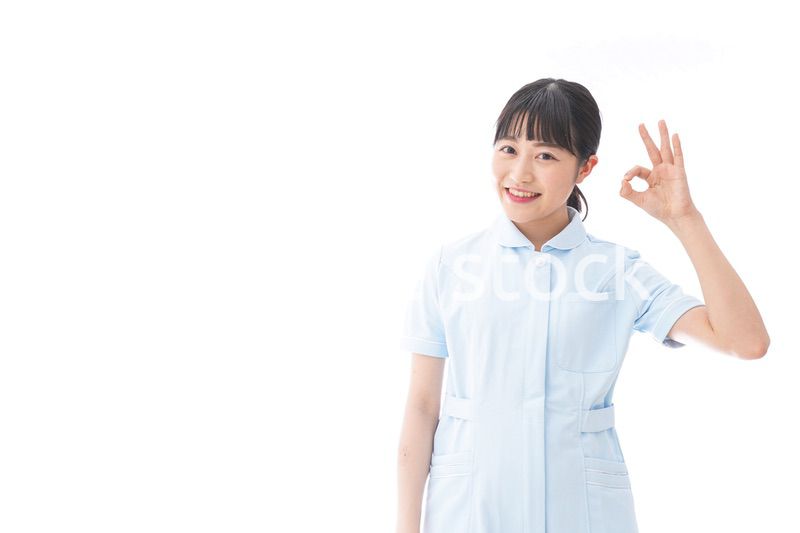 ナース服を着た若い笑顔の看護師