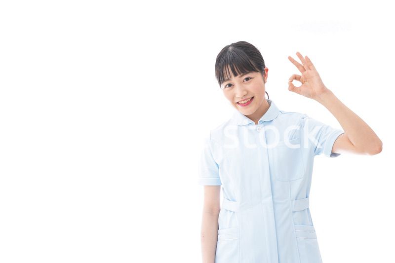 ナース服を着た若い笑顔の看護師