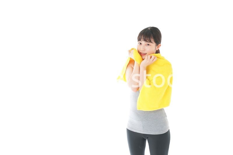 ジムでシャワーを浴びる若い女性