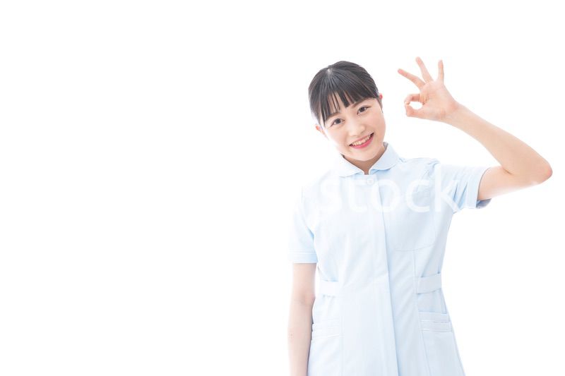 OKサインをする若い看護師