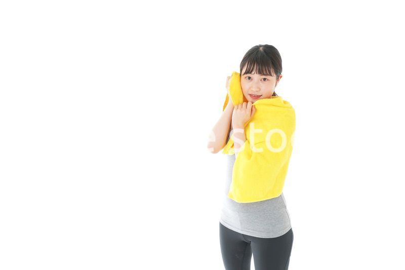 ジムでシャワーを浴びる若い女性