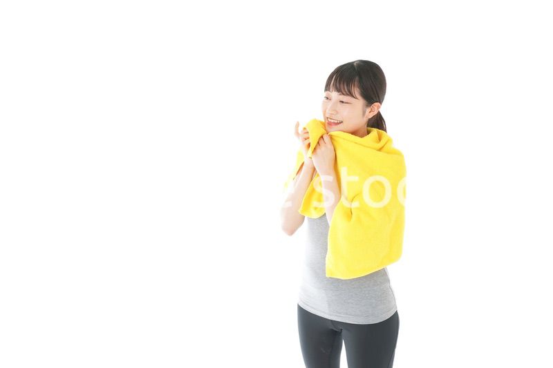 ジムでシャワーを浴びる若い女性