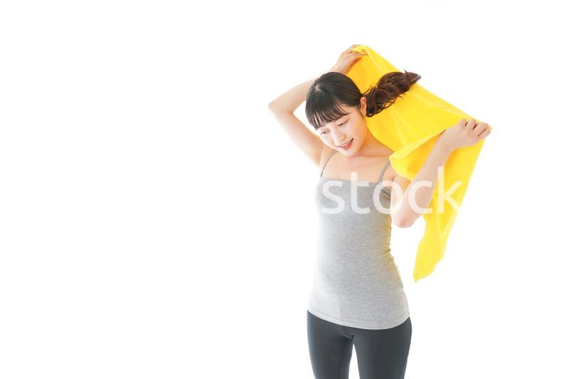 ジムでシャワーを浴びる若い女性