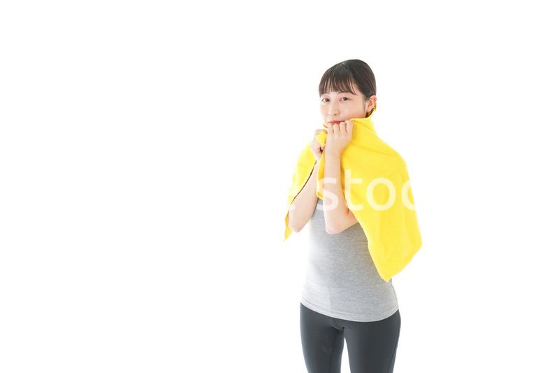 ジムでシャワーを浴びる若い女性