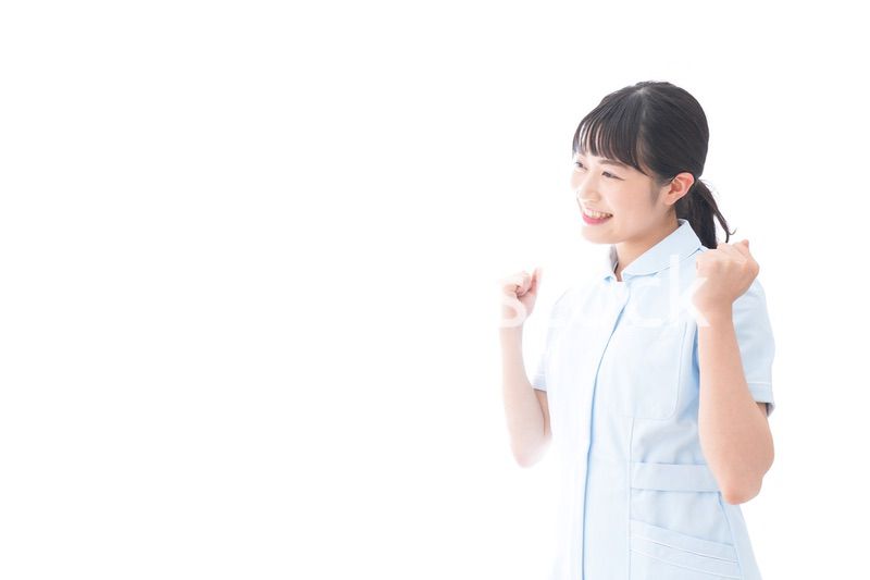 ガッツポーズをする若い看護師