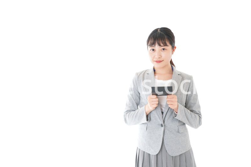 プレゼントを渡す若いビジネスウーマン