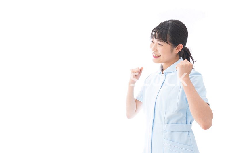 ナース服を着た若い笑顔の看護師