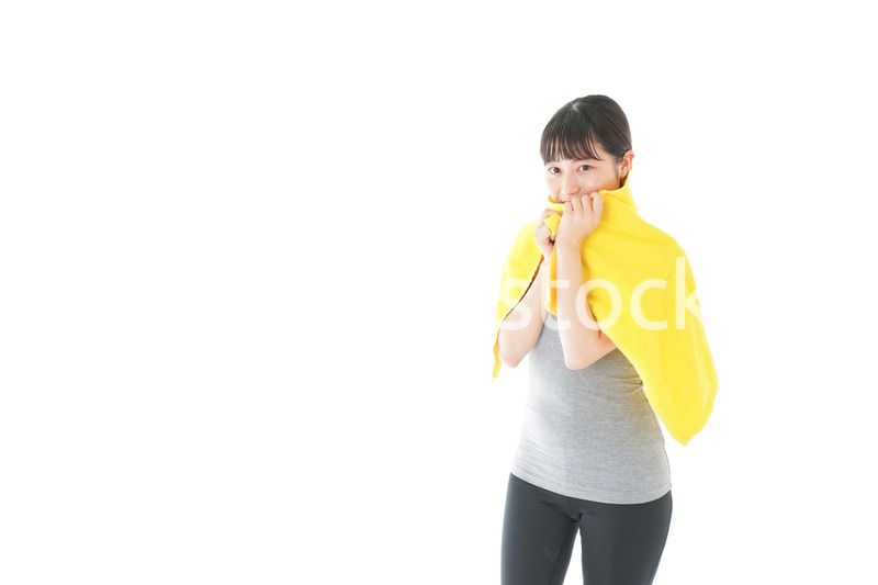 ジムでシャワーを浴びる若い女性